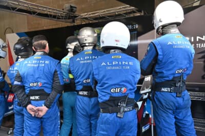 ミック・シューマッハを見守るアルピーヌのクルーたち