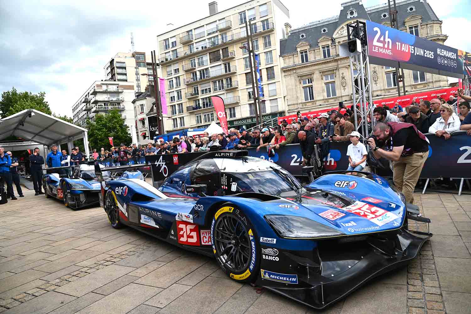 ル・マン24時間」で市街地がレース一色に！ 公開車検で早くも