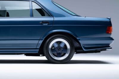 メルセデス・ベンツ「500SEL 5.0 AMG ブルーベリー」（C）Courtesy of RM Sotheby's