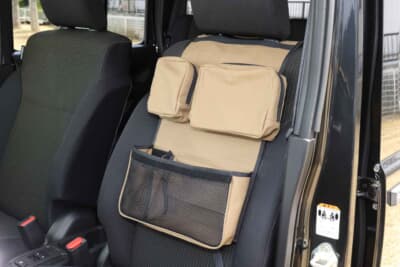 スズキ ジムニー ノマド：車内の小物をスッキリ収納できる便利なアイテム