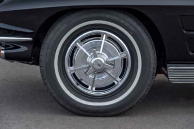 13万7500ドル（邦貨換算約1990万円）で落札されたシボレー「コルベット C2スプリットウインドウ」（C）Courtesy of RM Sotheby's