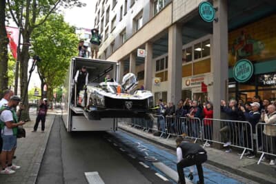 地元フランス企業のプジョーは大人気