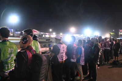 最終コーナーのフォトスポットには隙間なくフォトグラファーが立っていて大密集