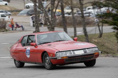 2日目の見どころはガトーキングダム小海の敷地内道路を占有して行われるヒルクライム競技、各車快音をなびかせてコースを駆け上がる
