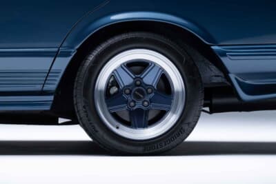 メルセデス・ベンツ「500SEL 5.0 AMG ブルーベリー」（C）Courtesy of RM Sotheby's