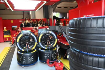 レース中のフェラーリのピット