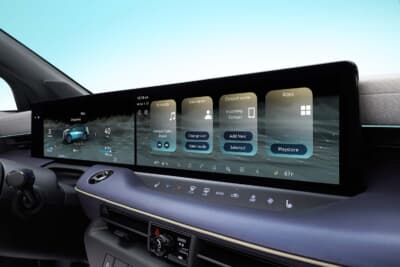 日産 リーフ：12.3インチと14.3インチのデュアルスクリーン（グレード・地域により異なる）を統合したモノリススタイルのデザインを採用