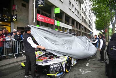 車検待ちに突然の雨が