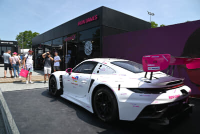 女性ドライバートリオが参戦するIron Damesは大人気チーム。グッズも飛ぶように売れています