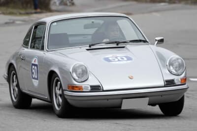 2日目の見どころはガトーキングダム小海の敷地内道路を占有して行われるヒルクライム競技、各車快音をなびかせてコースを駆け上がる