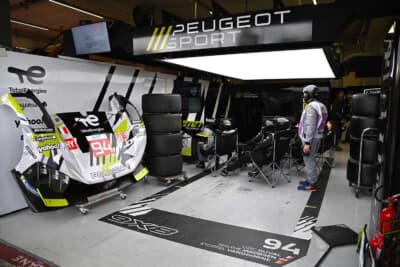 レース中のプジョーのピット
