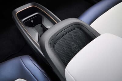 日産 リーフ：ワイヤレスでApple CarPlayやAndroid Autoといった携帯端末の接続、連携機能が使える