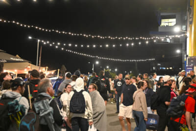 真夜中のサーキットもまるでお祭りの日のように大賑わい