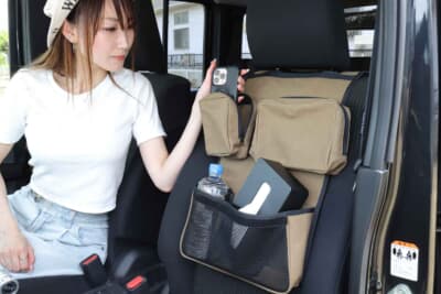 スズキ ジムニー ノマド：スマホなどの出し入れも楽々