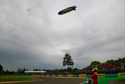 レース中も低空でグッドイヤーのツェッペリンが飛行していました