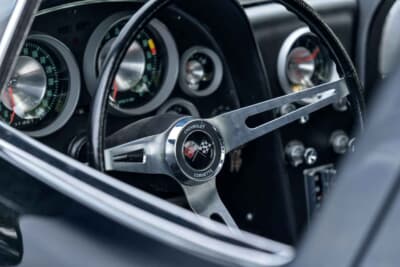 13万7500ドル（邦貨換算約1990万円）で落札されたシボレー「コルベット C2スプリットウインドウ」（C）Courtesy of RM Sotheby's