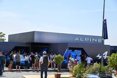 洗練されていてオシャレなアルピーヌのブース