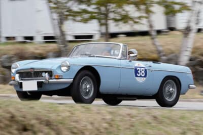 2日目の見どころはガトーキングダム小海の敷地内道路を占有して行われるヒルクライム競技、各車快音をなびかせてコースを駆け上がる