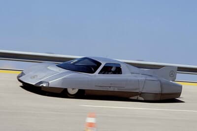 1978年4月30日イタリアのナルドサーキットで量産車用「5気筒ターボディーゼル・エンジン」をベースに開発された実験走行車C111-Ⅲが9つの世界速度記録を樹立(最高速度325km/h)