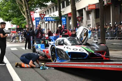車高が低ハイパーカー、積み下ろしも擦らないように慎重に