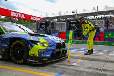 バレンティーノ・ロッシらの駆るBMW M4 GT3のピットイン