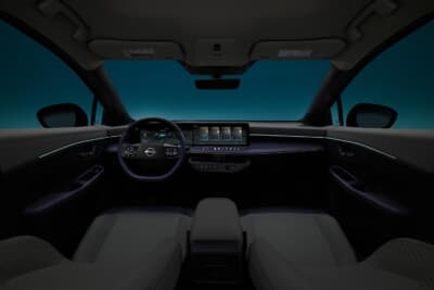 日産 リーフ：CMF-EVプラットフォームにより、室内はフラットなフロアと開放感ある前席の足元空間を実現