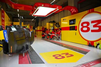 ロバート・クビサらがドライブする黄色のフェラーリのピット