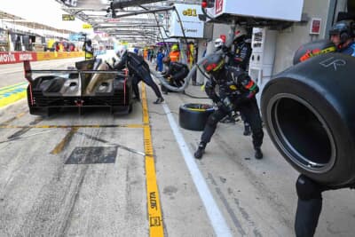 迫力あるピットストップのタイヤ交換待ちの緊張する一瞬