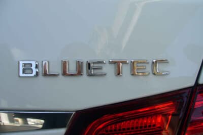 メルセデス・ベンツのクリーンディーゼルモデルはBLUETECエンブレムで明示（(トランク右側)
