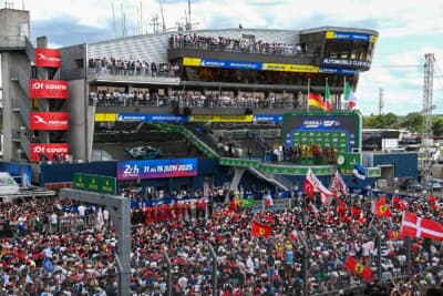 表彰式には観客席から多くのファンも詰め掛けて感動的でした