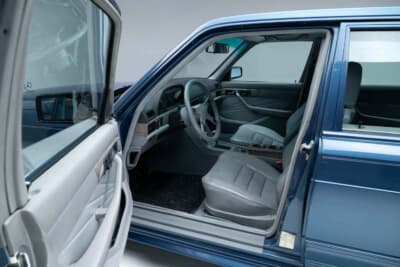 メルセデス・ベンツ「500SEL 5.0 AMG ブルーベリー」（C）Courtesy of RM Sotheby's