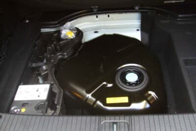 画期的な浄化システム；トランク内にはAdBlueタンク（アドブルー）が納められていた