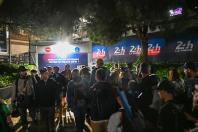 歩道地下通路の出入り口でこの混雑。中はもっとすさまじく密集して蒸し暑かったです