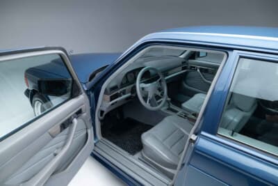 メルセデス・ベンツ「500SEL 5.0 AMG ブルーベリー」（C）Courtesy of RM Sotheby's