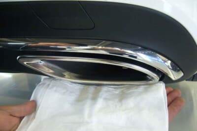 クリーンディーゼルの証明。排気管に白いハンカチを当ててもまったく汚れなかった