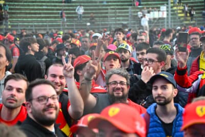 地元イタリアですのでフェラーリファンで溢れています