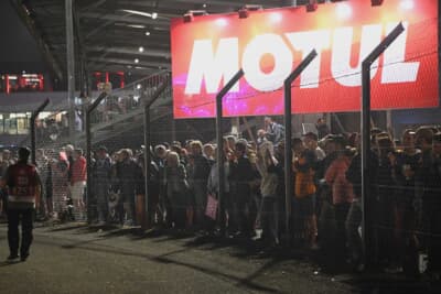 夜中でもお客さんはフェンス越しにびっしり