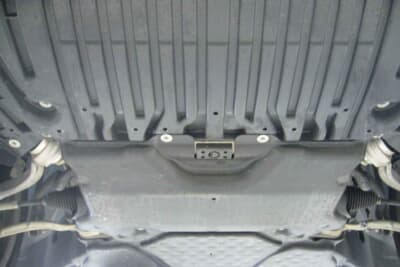 伝統のカプセルディーゼル。リフトアップしてみるとエンジン下側はアンダーパネルで被い静粛性を向上