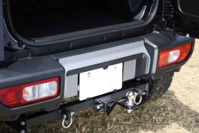 スズキ ジムニー ノマド：カッコよさはもちろん、荷物の出し入れ時の傷つきを防止してくれる