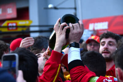 表彰式の後、シャンパンをみんなで回し飲みするフェラーリのメカさんたち