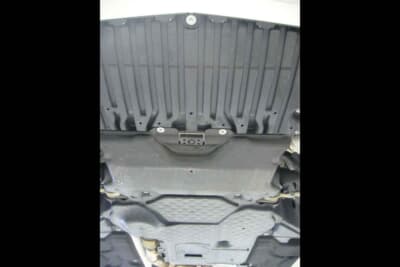 伝統のカプセルディーゼル。リフトアップしてみるとエンジン下側はアンダーパネルで被い静粛性を向上