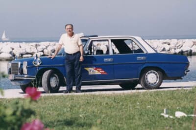 ディーゼル乗用車の耐久性を実証；ギリシャのタクシードライバーであるサキニディス氏の1976年製240Dは、エンジンを11回も載せ替えつつ、１台の車両で累計460万Kmを走破した記録がある。いかにコンパクトのシャーシ及びボディが強靭であるかを証明するものといえる（2004年メルセデス・ベンツミュージアムに展示）