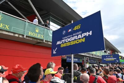 流石地元イタリアです。バレンティーノ・ロッシファン用にサイン待ちの列