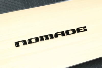 スズキ ジムニー ノマド：ポッティング加工により表面はぷるんとした艶感が美しい。カラーはシルバーとブラックの2種類を展開