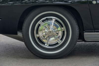 13万7500ドル（邦貨換算約1990万円）で落札されたシボレー「コルベット C2スプリットウインドウ」（C）Courtesy of RM Sotheby's