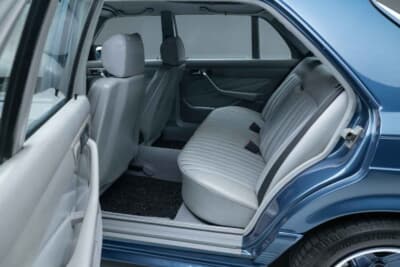 メルセデス・ベンツ「500SEL 5.0 AMG ブルーベリー」（C）Courtesy of RM Sotheby's