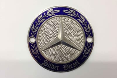 日本発のシルバーディーゼル限定車のカーバッジ；日本オリジナルデザインで７宝焼製