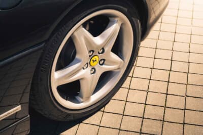 16万6750ユーロ（邦貨換算約2740万円）で落札されたフェラーリ「F355」（C）Courtesy of RM Sotheby's