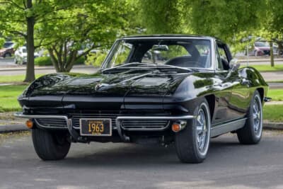 13万7500ドル（邦貨換算約1990万円）で落札されたシボレー「コルベット C2スプリットウインドウ」（C）Courtesy of RM Sotheby's