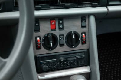 メルセデス・ベンツ「500SEL 5.0 AMG ブルーベリー」（C）Courtesy of RM Sotheby's